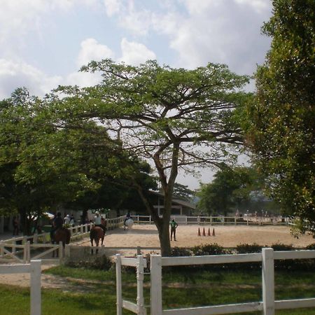 Riders Resort Kulai Luaran gambar